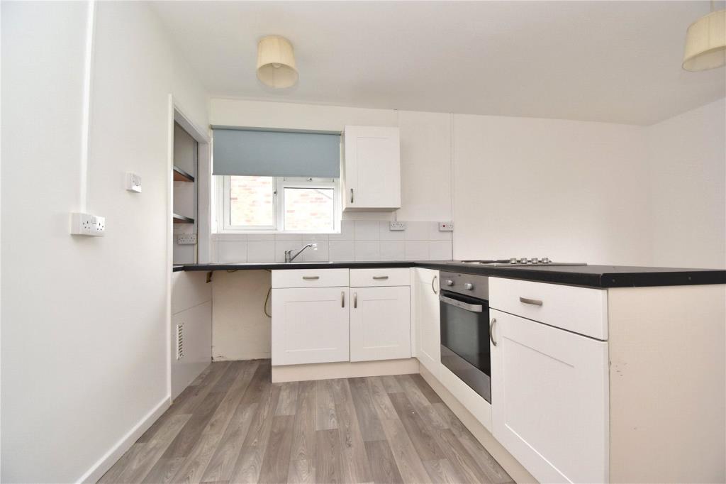 Lot: 113 - RESIDENTIAL INVESTMENT COMPRISING UNBROKEN FREEHOLD OF FOUR ONE-BEDROOM FLATS - Kitchen area
